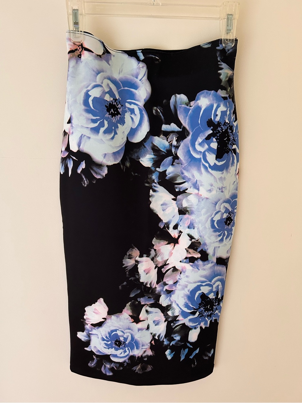 APT. 9 Black Floral Bodycon Midi Pencil Skirt
Size: XS
NWT